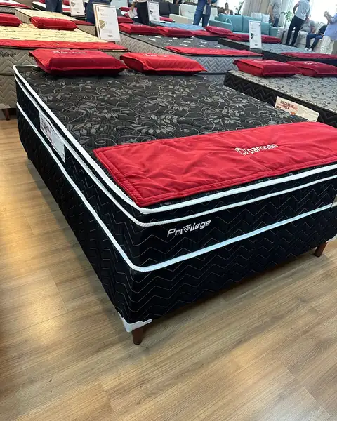 Colchão de casal preto e vermelho em exposição na loja