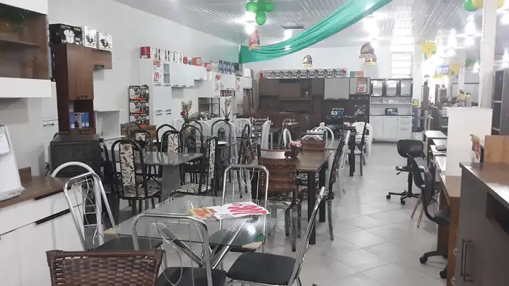 Salão da loja com mesas de jantar e cadeiras em exposição