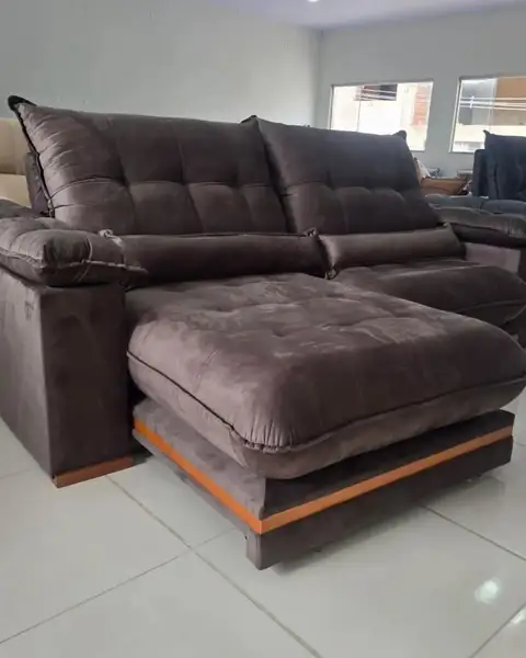 Sofá retrátil marrom na loja